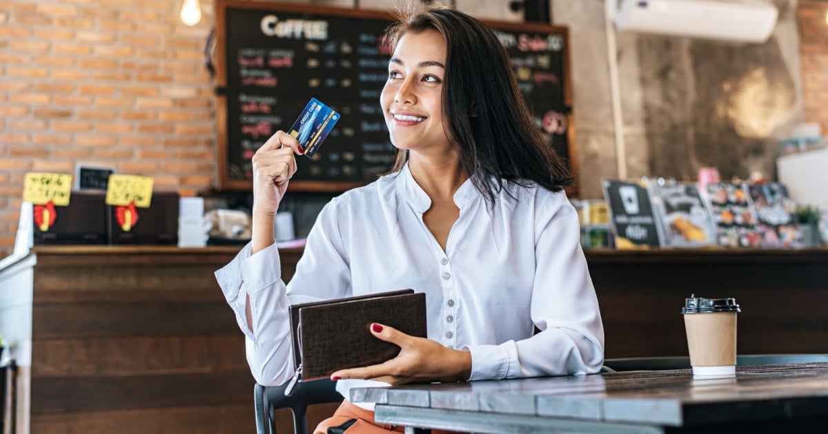 Paying for a meal with a credit card